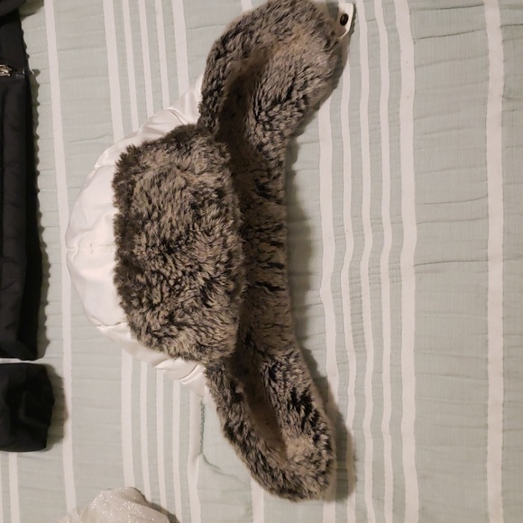 Accessories - Woman white winter hat with fur